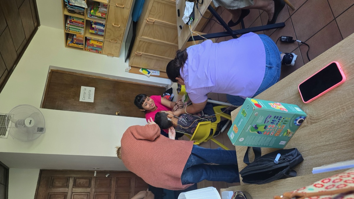 Neurofeedback session in progress at ONUVA, El Salvador