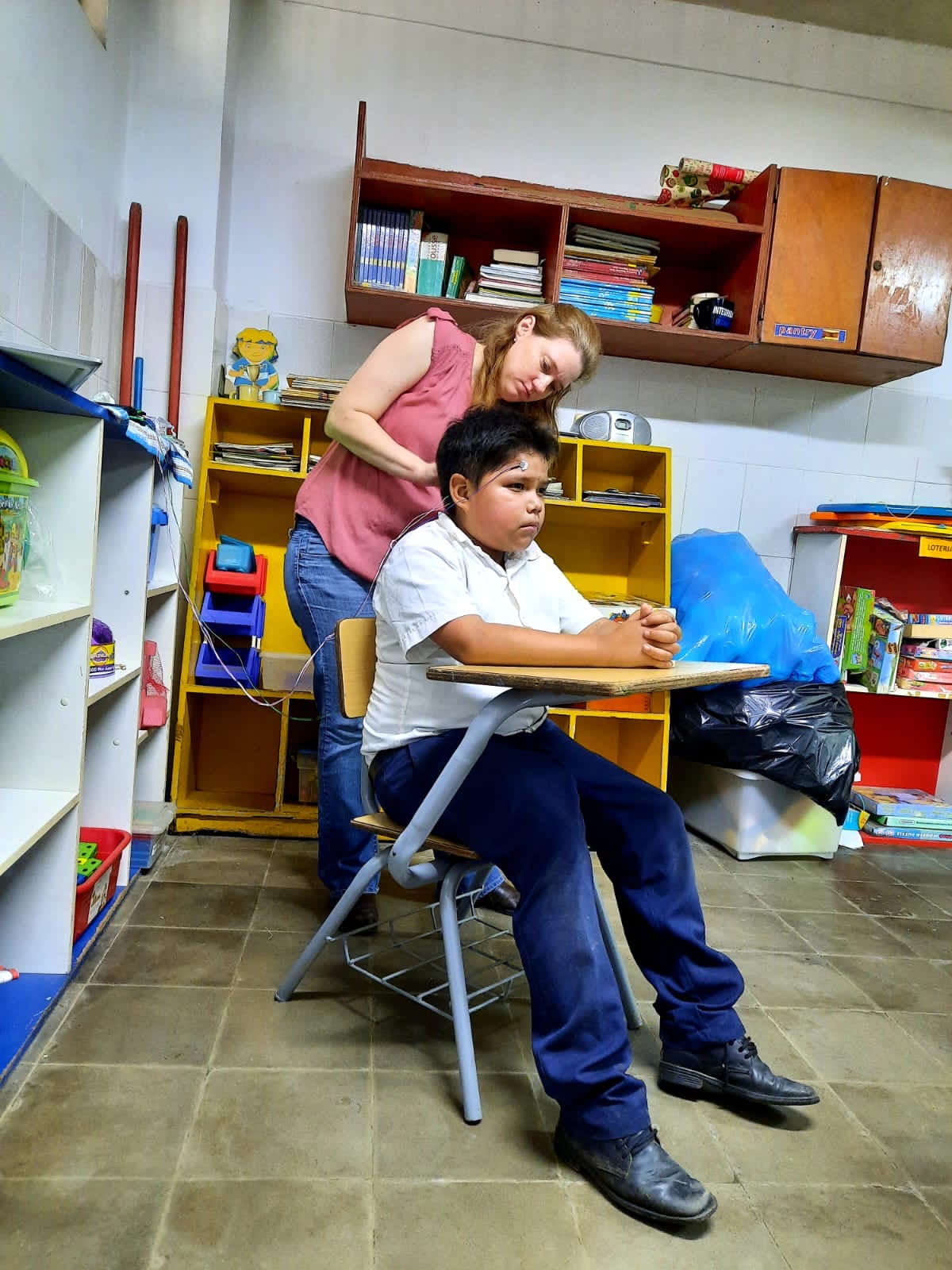 Practitioner administering neurofeedback session to a child at ONUVA